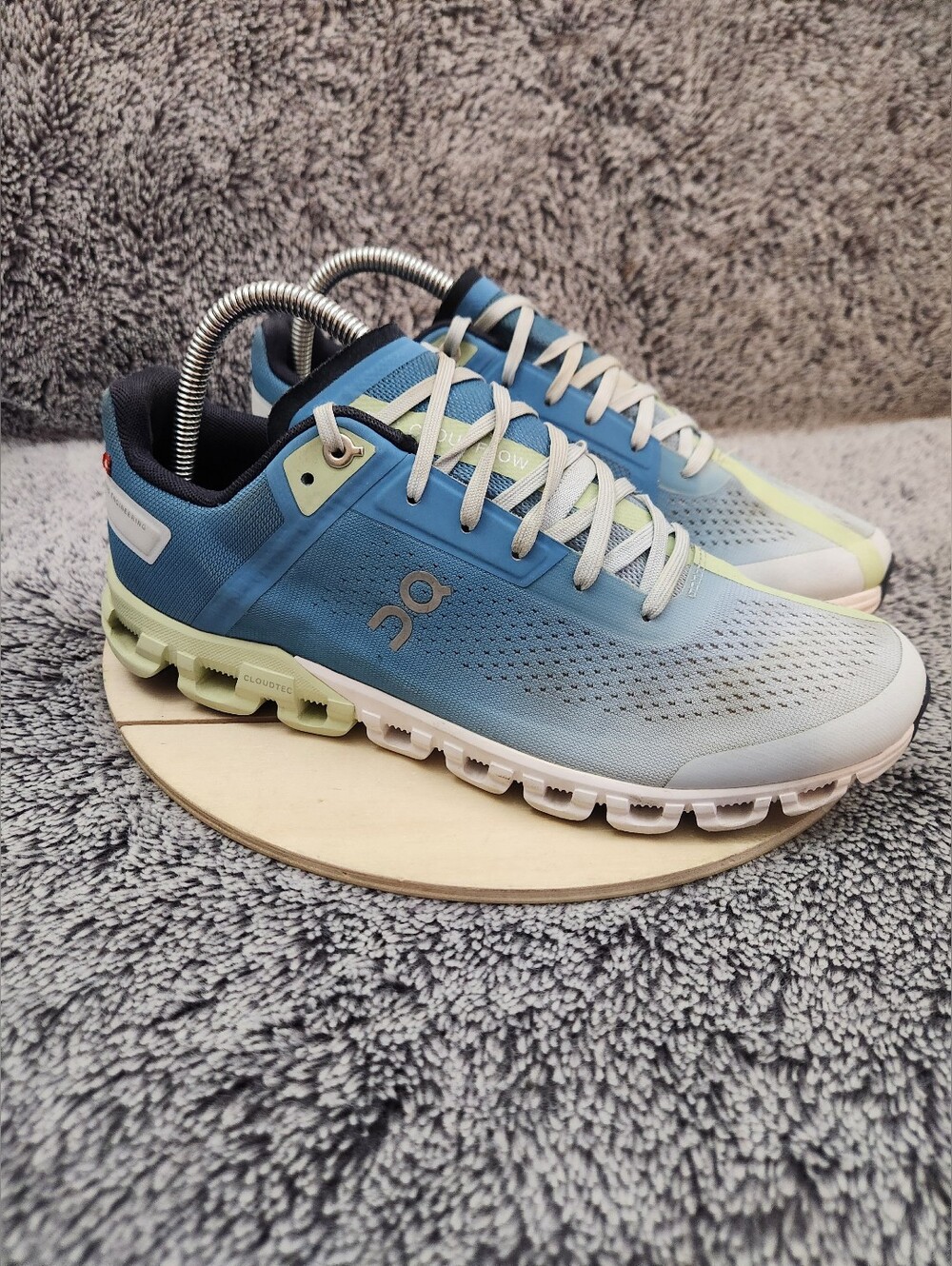 ON Running Cloudflow Women’s Size 9 Running Shoes